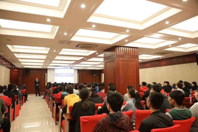 3——1——圖為銷售、技術負責人給太原科大學生進行企業介紹場景.JPG